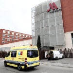 Una ambulancia de la Comunidad de Madrid llega al Hotel Marriott Auditorium, en el kilómetro 12 de la A-2, que desde hoy recibe a pacientes que no necesiten tratamiento, aunque sí seguimiento, por coronavirus procedentes del Hospital Príncipe de Asturias de Alcalá de Henares, en Madrid (España), a 20 de marzo de 2020.20 MARZO 2020;CORONAVIRUS;VIRUS;MARRIOT;HOTEL MEDICALIZADO;PANDEMIAEduardo Parra / Europa Press20/03/2020