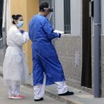 Dos sanitarios se dirigen a visitar a un paciente a domicilio en la localidad castellonense de Almassora, este viernes, en medio de la pandemia por el coronavirus