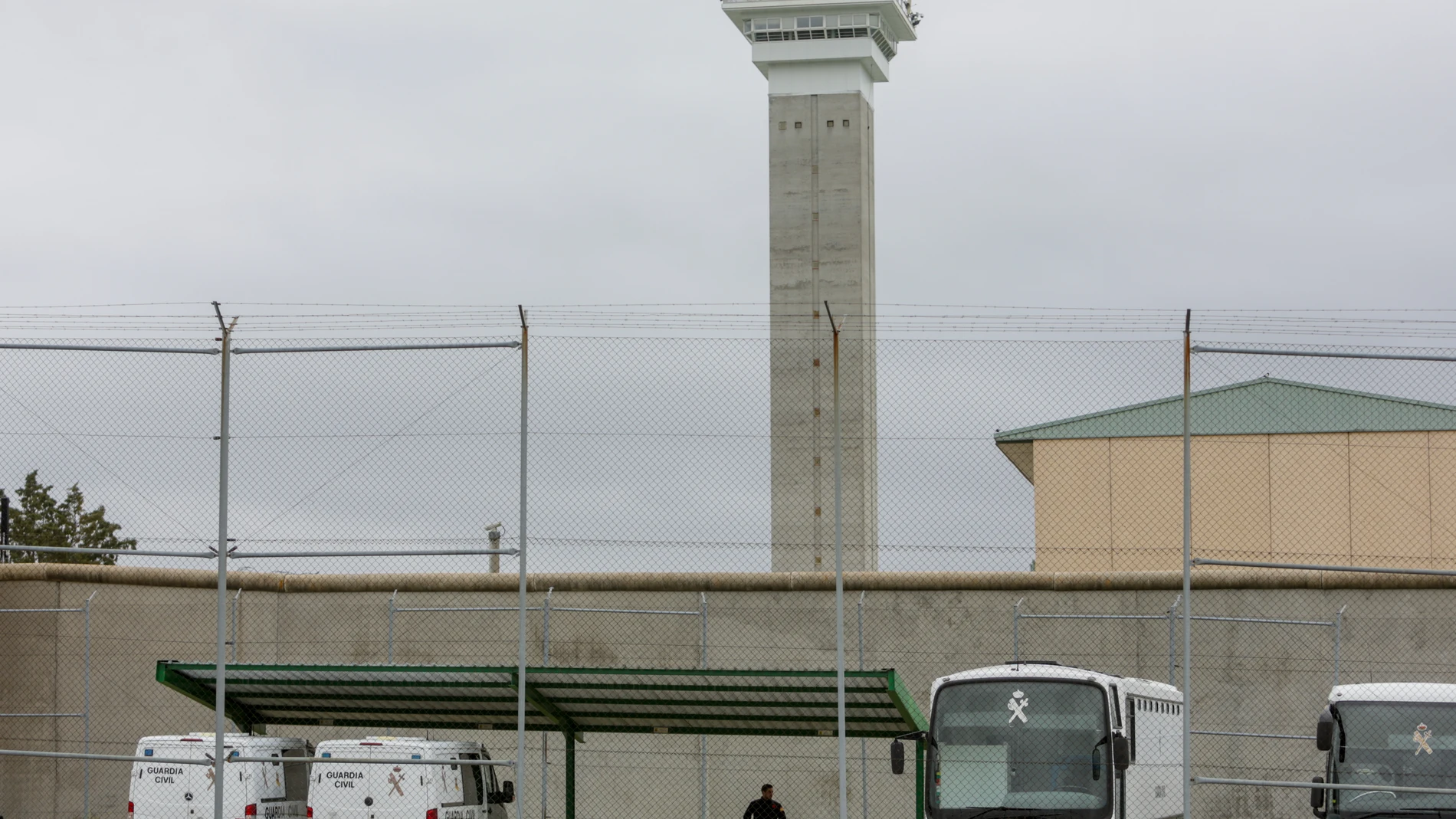 La UME desinfecta la Prisión de Soto del Real