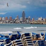 Vista general de Benidorm, la ciudad emblemática del turismo en España, que muestra estos días una estampa muy alejada de la habitual, muy diferente incluso de los meses invernales de moderada ocupación, todo por culpa del coronavirus