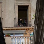 Un joven en el balcón de su vivienda