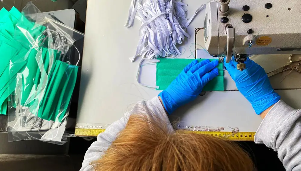 Una costurera confecciona una mascarillaEUROPA PRESS20/03/2020