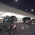 Vehículos del Ejército entran en la zona restringida de pasajeros del Aeropuerto de Loui