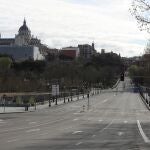La calle Segovia de Madrid, vacía en la octava jornada del estado de alarma.