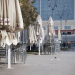 Aspecto de la avenida Sant Antoni en el barrio de Sants, de Barcelona, vacía por el estado de alarma a causa del coronavirus