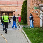 Labores de desinfección de la UME en la ciudad de Soria. En la imagen, en la Residencia de los Royales
