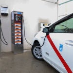 Un taxi de la Comunidad de Madrid acude a la unidad de desinfección autoservicio con ozono de forma gratuita que ha habilitado la empresa COSEMAR OZONO S.L. en el polígono madrileño de Pinto para todos aquellos conductores de transporte que deseen desinfectar sus vehículos de forma integral, en cuestión de 10 minutos y de forma gratuita, en Pinto, Madrid (España), a 23 de marzo de 2020.23 MARZO 2020;CORONAVIRUS;VIRUS;OZONO;TAXI;DESINFECCIÓNJesús Hellín / Europa Press23/03/2020