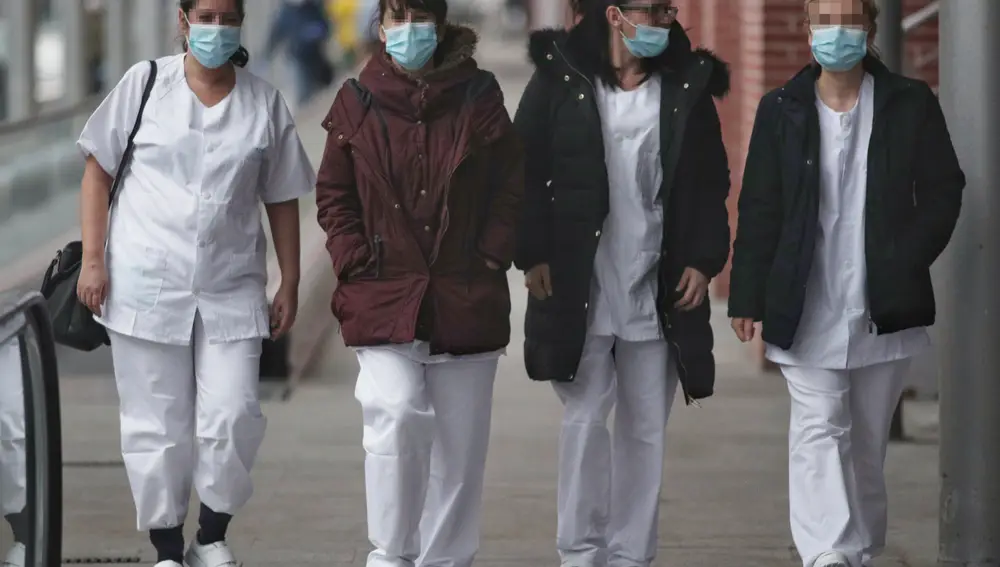 Cuatro trabajadoras sanitarias protegidas con mascarilla acuden a IFEMA durante el tercer día de funcionamiento y primera fase del hospital provisional desplegado -por el momento- en los pabellones 5, 7 y 9 del recinto para atender a contagiados por coronavirus derivados de otros centros de la Comunidad de Madrid, en Madrid (España), a 23 de marzo de 2020.23 MARZO 2020;COVID-19;CORONAVIRUS;ESTADO DE ALARMA;PANDEMIA;CRISIS;ENFERMEDADEduardo Parra / Europa Press23/03/2020