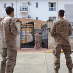 Militares ante la residencia de mayores de Alcalá del Valle