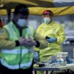 Un sanitario del SUMMA totalmente protegido trabaja en IFEMA durante el tercer día de funcionamiento