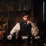 Robert Finster interpreta en «Freud» al pensador y padre del psicoanálisis