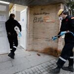 Miembros de la Unidad Militar de Emergencias (UME) proceden a la desinfección de Centro de Mayores (en la imagen, en Torrent) ya sean públicas o privadas. Imagen de archivo