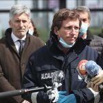 El alcalde de Madrid, José Luis Martínez-Almeida, responde a los medios en una de sus visitas al hospital de campaña instalado en Ifema