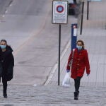 Dos mujeres en las calles desiertas de Ponferrada