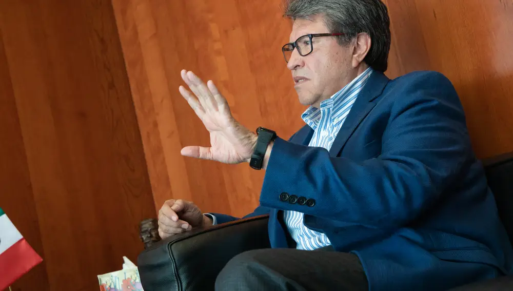 El senador de Morena en un momento de la entrevista con LA RAZÓN