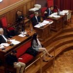 Sentados en el banquillo de los acusados, los ex agentes de la Guardia Urbana Albert López y Rosa Peral. EFE/Quique García