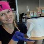 La pastelera Uliana Timoreeva muestra su pastel con forma de rollo de papel higiénico elaborado durante la crisis del coronavirus.
