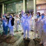 Sanitarios del Hospital Clínic de Barcelona agradecen los aplausos por su labor durante la pandemia
