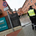 Un agente de Policía Militar de la Unidad Militar de Emergencias (UME) a las puertas de la Residencia de ancianos y tercera edad Caser Santo Ángel, donde ha llegado para desinfectar las instalaciones, en Murcia (España), a 24 de marzo de 2020