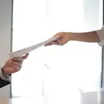 Imagen de archivo de personas intercambiando documentos