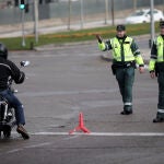 Dos guardias civiles de Tr&aacute;fico paran a una moto que se encuentra cerca de la entrada del recinto de IFEMA durante el cuarto d&iacute;a de funcionamiento donde el pabell&oacute;n n&uacute;mero 5 sigue recibiendo enfermos y ya est&aacute;n preparando el 7 y 9 para atender a m&aacute;s contagiados por coronavirus derivados de otros centros de la Comunidad de Madrid, en Madrid (Espa&ntilde;a), a 24 de marzo de 2020.24 MARZO 2020;CORONAVIRUS;VIRUS;IFEMA;PANDEMIA;CRISISEduardo Parra / Europa Press24/03/2020