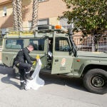 Un militar se protege antes de entrar en una residencia de ancianos donde han acudido para llevar a cabo durante la jornada de hoy tareas de desinfección y con ello evitar la propagación del coronavirus en los centros de mayores.