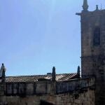 El cura de Arroyo de la Luz (Cáceres), uno de los focos del coronavirus en Extremadura, con cinco muertos, ha celebrado este miércoles un "corpus christi" desde el tejado de la iglesia, adonde se ha subido con ropa litúrgica para que la "bendición del Santísimo" llegue a todo el pueblo y ayude a acabar con la pandemia.