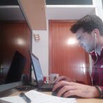 Rubén Gordillo lleva dos semanas aislado en su habitación de Arcos de la Frontera (Cádiz) sin saber si está enfermo de Covid-19