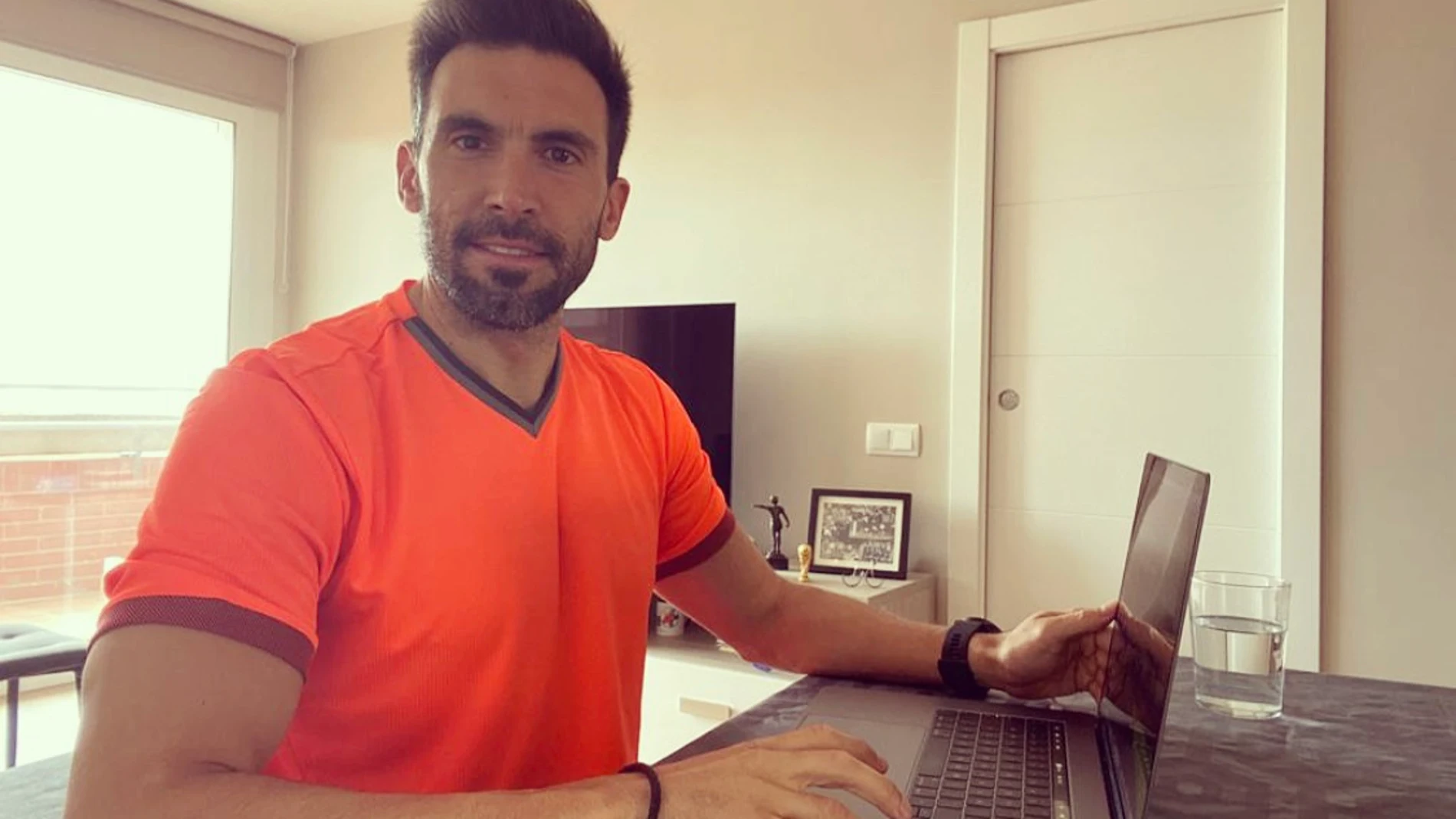 Fútbol.- Ajedrez, clases de catalán, cocina y aplauso a sanitarios; un "día no normal" de Eder Sarabia