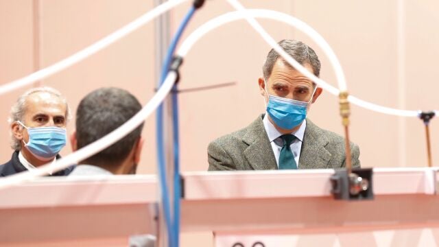 Felipe VI durante su visita al hospital de Ifema