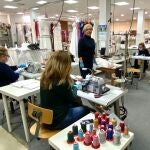 Miles de vecinos de más de una veintena de barrios y pedanías de Murcia se están volcando en la fabricación de mascarillas, gafas, guantes y batas