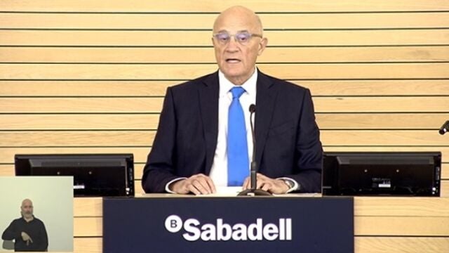 Imagen del presidente de Banco Sabadel, Josep Oliu, durante la retransmisión en streaming de la junta general de accionistas de hoy en Alicante