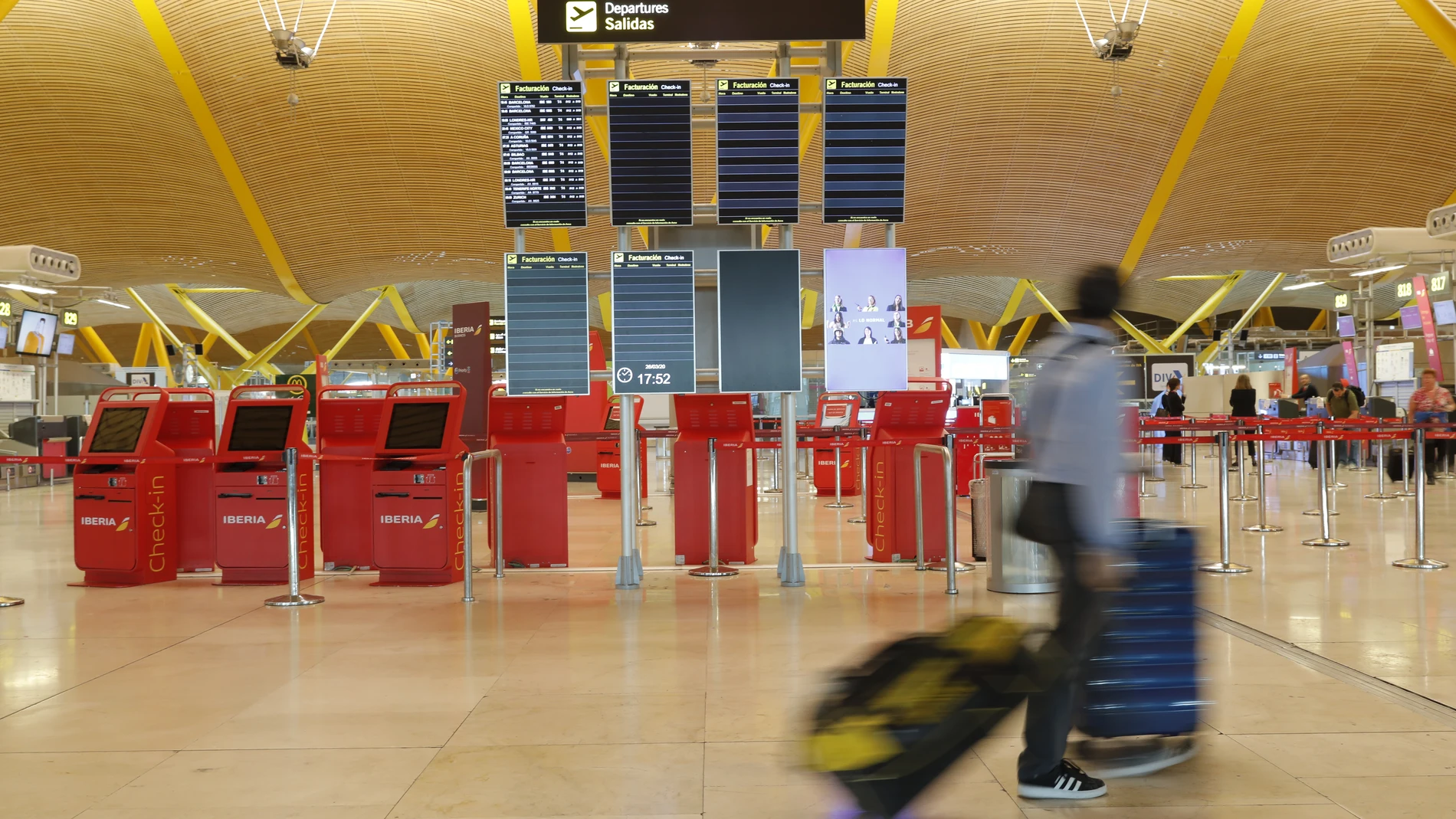 Imagen del Aeropuerto Adolfo Suarez Madrid Barajas vacío, con muy pocos viajeros