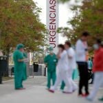 Trabajadores sanitarios del hospital La Fé de Valencia, en un momento de descanso.