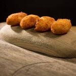 Existen tantas variedades de croquetas como ingredientes se nos ocurra echarle a la masa de bechamel