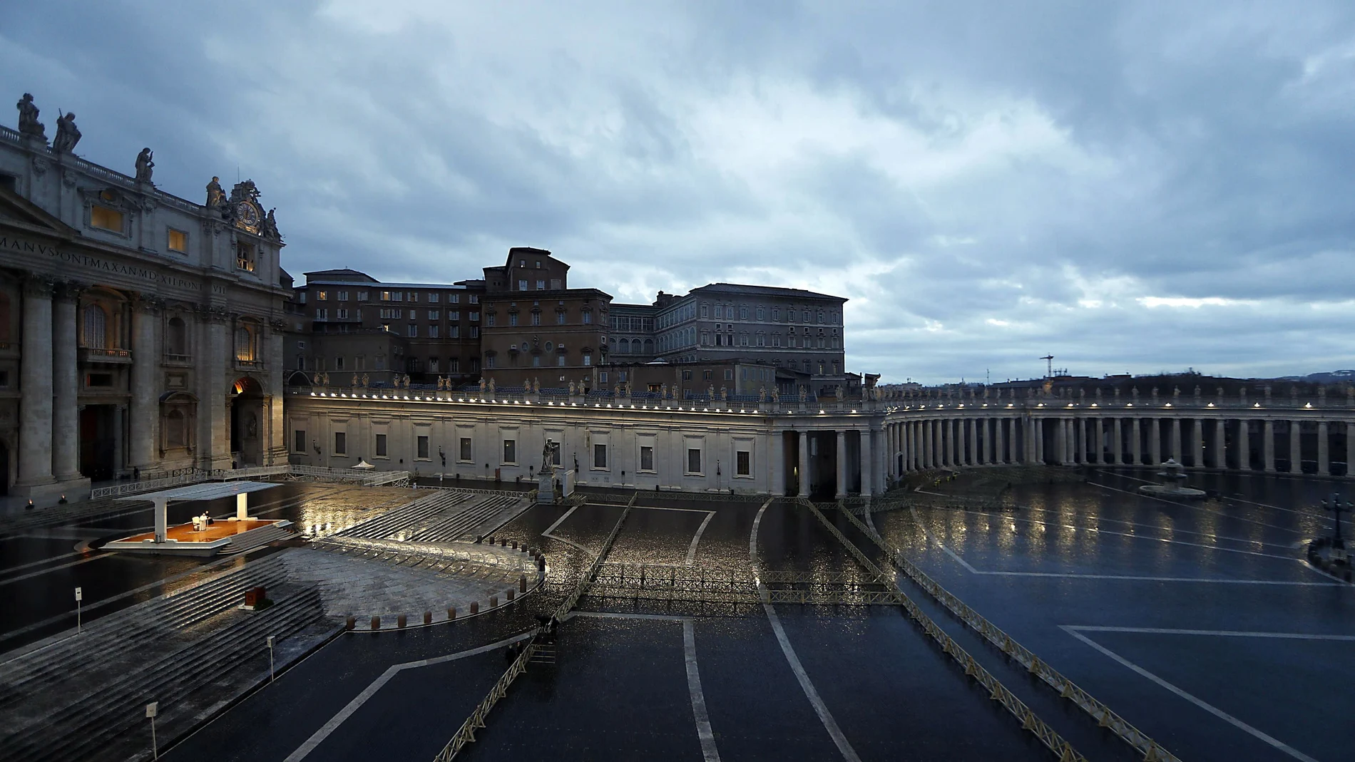 Ante una insólita Plaza de San Pedro vacía, el Papa Francisco comenzó su histórica homilía a las 6 de la tarde/EFE