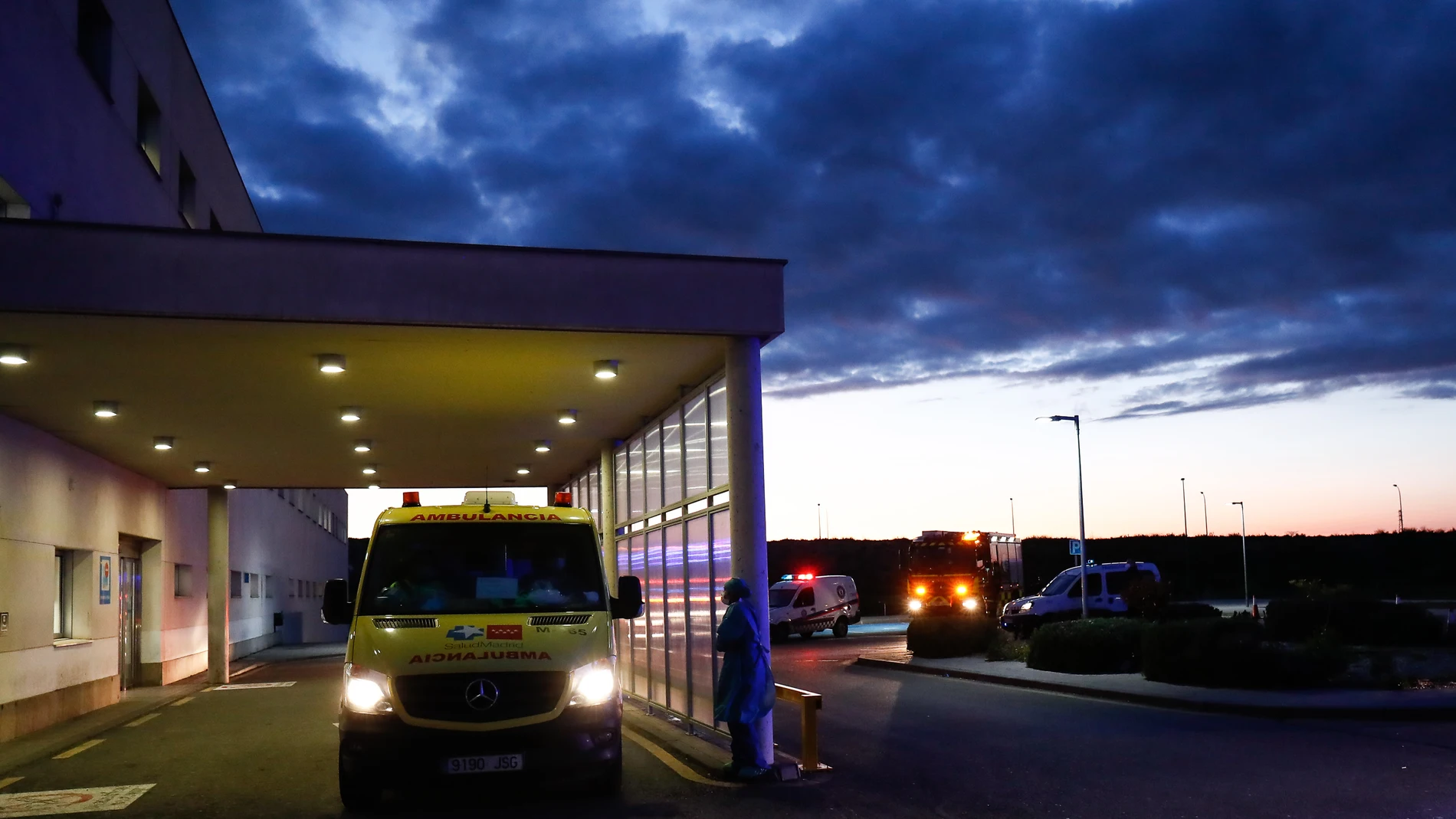 HOMENAJE A LOS SERVICIOS SANITARIOS Y POLICÍAS EN EL HOSPITAL INFANTA ELENA DE VALDEMORO