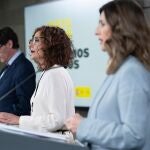 Fotografía facilitada por el Palacio de la Moncloa de (izda a dcha) los ministros de Sanidad, Salvador Illa, Hacienda, María Jesús Montero, y Trabajo, Yolanda Díaz, durante su comparecencia este viernes tras la celebración del Consejo de Ministros. EFE/Moncloa
