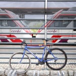 Una bicicleta atada a una de las verjas de la estación de cercanías de Renfe de Valdemoro