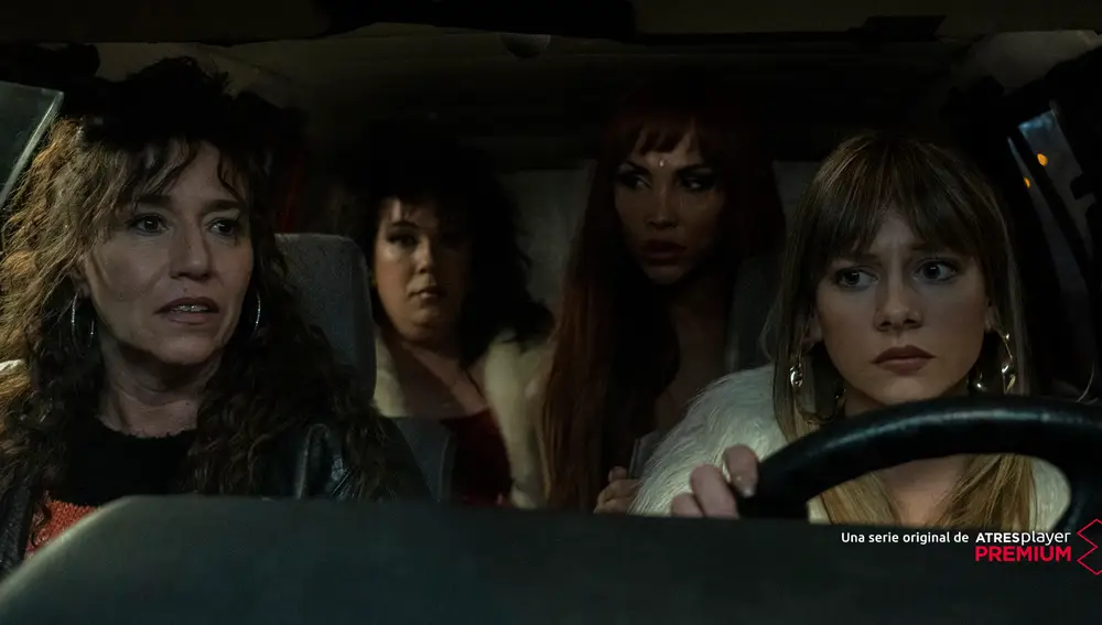 De izda. a dcha., Lola Dueñas, Desy Rodríguez, Daniela Santiago y Ester Expósito en «Veneno»