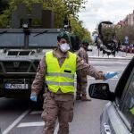 Dos militares de la policía aérea durante un control de tráfico para evitar desplazamientos no autorizados a causa del estado de alarma decretado por el gobierno debido a la pandemia del COVID-19