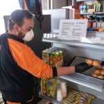 Un trabajador de una gaolsinera de Repsol en la Hoya, Lorca