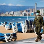 Miembros del MOE (Mando de Operaciones Especiales), patrullaban el pasado domingo por Benidorm para reforzar las acciones policiales durante la cuarentena.