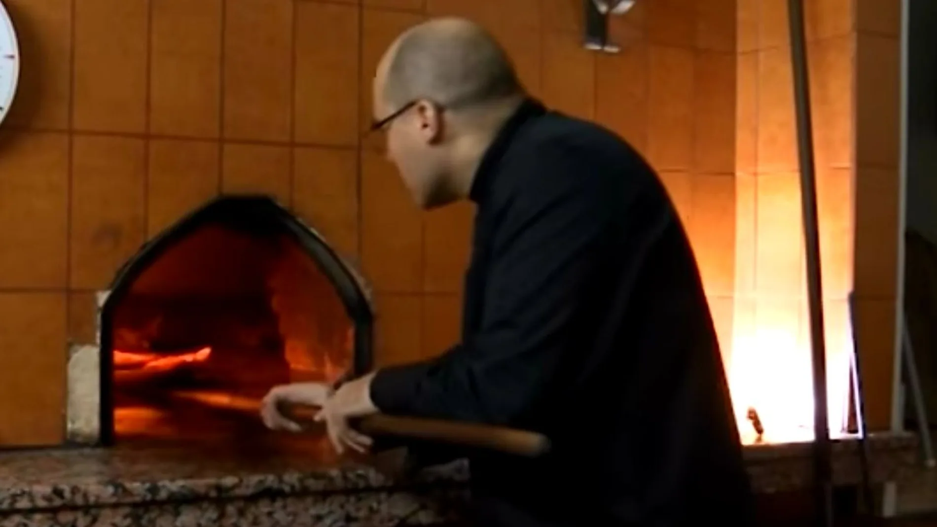 El asador Gregorio de la Fuente, propietario del Mesón El Corralillo de Peñafiel