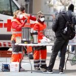 Efectivos de Cruz Roja de Alicante reparten comida y bebidas calientes a las personas que viven en la calle