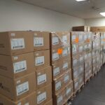 Se han distribuido fotos de sus almacenes con cajas apiladas de material inutilizado asegurando falsamente que son trajes de protección