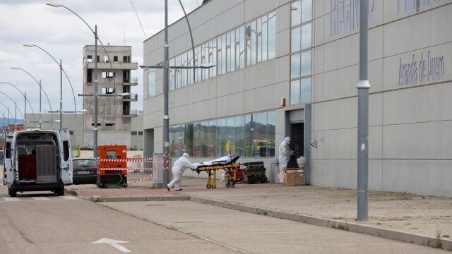Entrada de un paciente al hospital de campaña que se habilitó durante el estado de alarma en la localidad burgalesa de Aranda de Duero como consecuencia del coronavirus