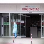 Una sanitaria protegida con guantes y mascarilla en la entrada del Hospital de Fuenlabrad