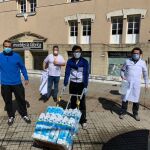 Voluntarios de "Costaleros por nuestros mayores", durante una jornada de reparto en Jerez de la Frontera