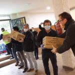El alcalde visita la iglesia de Jesús y María, en Aluche, que repartirá cinco toneladas de alimentos donados por empresas madrileñas